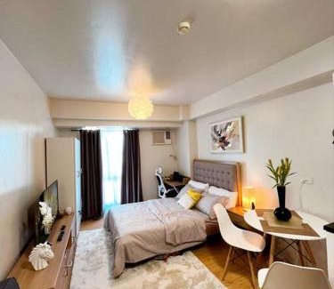 Lahug Apartment | IT Park Gem - Cozy Studio with Netflix and Pool Access