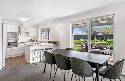 Albert Town House | It's Easy! Space and comfort