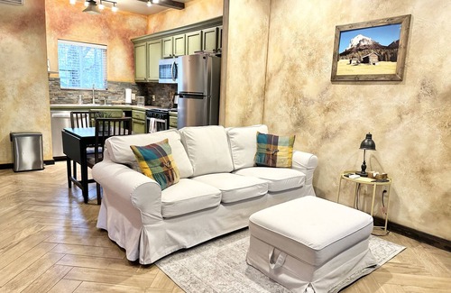 Forest City House | Italian interior in wooded area near TIEC
