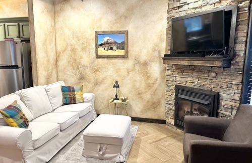 Forest City House | Italian interior in wooded area near TIEC