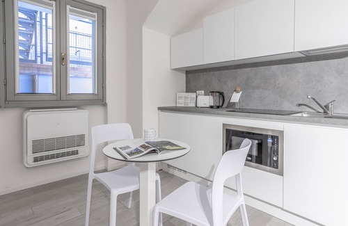 Magenta Apartment | Italianway - The B Village Standard