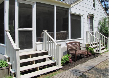 Mattituck Cottage | It’s All About the Beach ~ 3 minute walk to private sandy Bay Beach