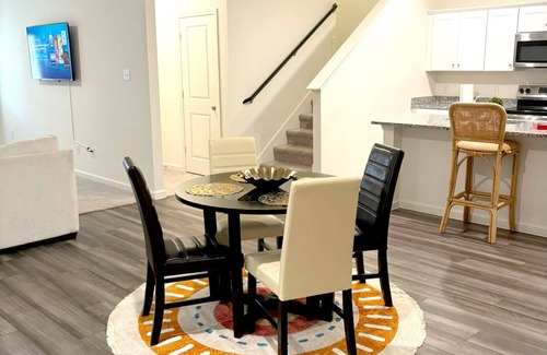 Weston House | Ivana Lodge 3-Bed Room, 3-Bath Retreat
