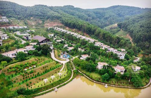 Luong Son Villa | Ivory Villas & Resort - Villa view hồ Lake View