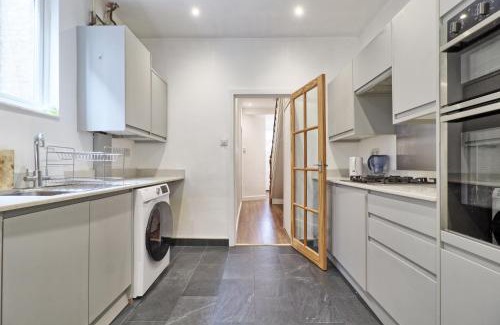 Westcliff-on-Sea Bed & Breakfast | Ivy Comfy stay