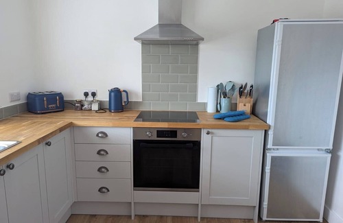 Hunston Cottage | Ivy Cottage, Sleeping 4 with garden & nearby beaches & Chichester