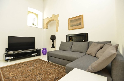 Marina District Apartment | IzzHome Light