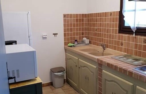Greoux-les-Bains Apartment | (J) apartment 1 room, quiet, sun, free parking