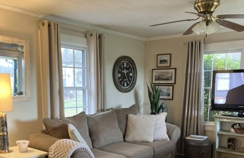 Elkin House | Jabber’s Farmhouse Views & Vineyards all around. Kayaking & Trails nearby.