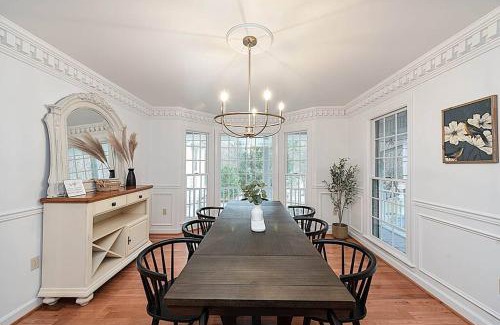 Covington House | Jackson River Estate 3 dwellings on River w/Pool sleeps 23