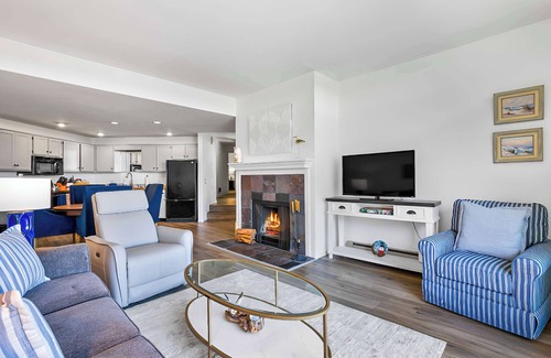 Birch Bay Condo | Jacob's Landing - front walk out condo with stuning bay views.