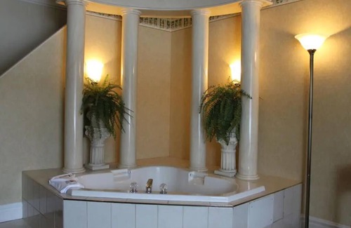 East Kootenay Resort | Jacuzzi Suite -1 King Bed