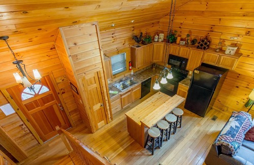 Logan Cabin | January Rent 2, Get 1 Free! 2 bedroom, 2.5 bath Hocking Hills cabin- dogs ok!