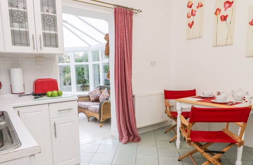 Ebford Cottage | JASMINE AT MAGNOLIA LAKE, romantic, with a garden in Dawlish