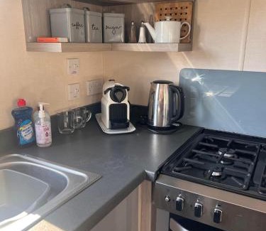 Ringwood Apartment | Jasmine Corner - entertainment passes included - message for longer stays