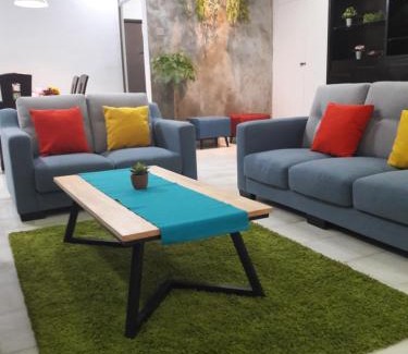 Bukit Indah House | JB Homestay Bukit Indah WiFi CIQ Mall Legoland Free Parking