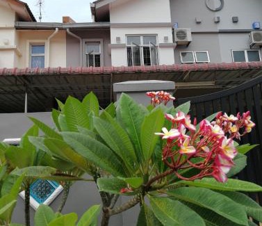 Bukit Indah House | JB Homestay Bukit Indah WiFi CIQ Mall Legoland Free Parking
