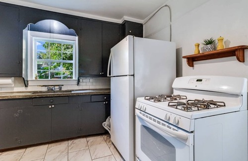Freetown - Port Rico Apartment | Jefferson Flat - Guest Room