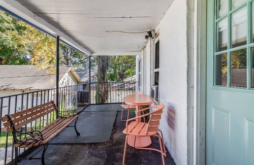 Freetown - Port Rico Apartment | Jefferson Flat - Guest Room