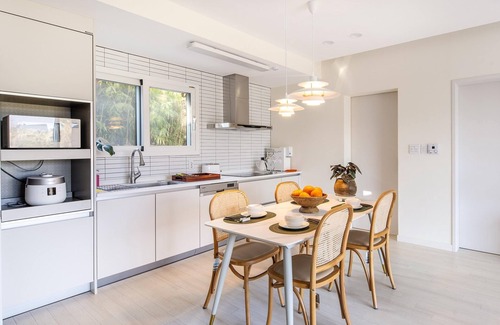 Hallim House | Jeju Stay Rowoon Dockchae Pension