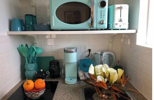 Jingletown Apartment | Jewel-box Studio near Lake Merritt. Work station