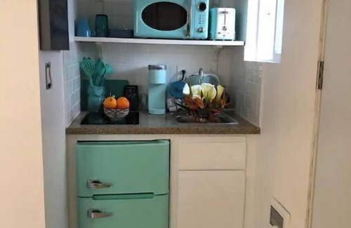 Jingletown Apartment | Jewel-box Studio near Lake Merritt. Work station