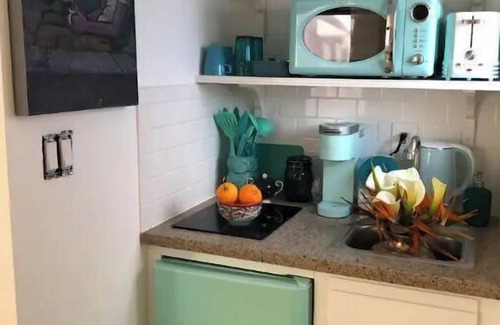 Jingletown Apartment | Jewel-box Studio near Lake Merritt. Work station