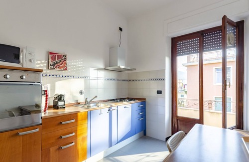 Albaro Apartment | JOIVY Apt For 7 Perfect For Families Close To Beaches