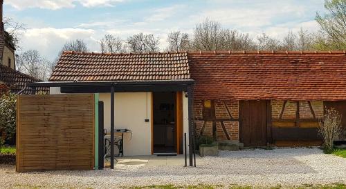 Saint-Germain-du-Bois House | Joli studio à la ferme avec patio couvert