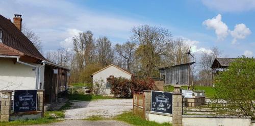 Saint-Germain-du-Bois House | Joli studio à la ferme avec patio couvert