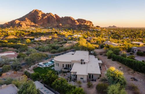 Camelback Foothills Villa | Julep by AvantStay Stylish 9 BR Estate w Mid-Century Modern Decor