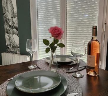 Noyon Apartment | Jungle Chic à Noyon, Hauts-de-France