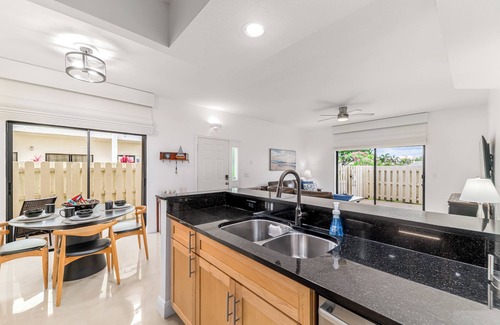 Bella Vista Condo | JupRent's - Posh Paradise - 2Bed/2Bath -Jupiter - Beach Pool