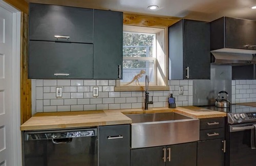 Washougal House | Jurassic Themed Adventure 4BR Home With Hot Tub