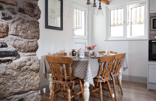 Coverack Apartment | Just a stone's throw away from the water's edge, thatched Trevarrow Cottage is the ideal place to un