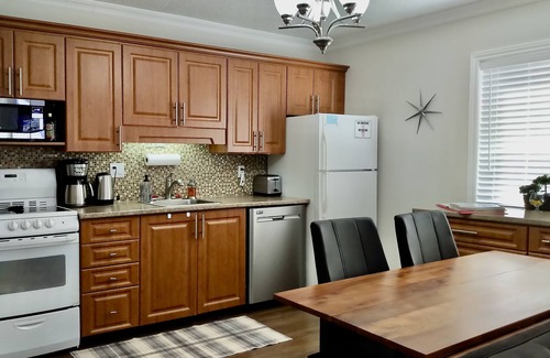 Collingwood Condo | K's Cozy Condo -Mins. to Beach, Trails, Shops, Skiing. Walk to restaurants, bar.