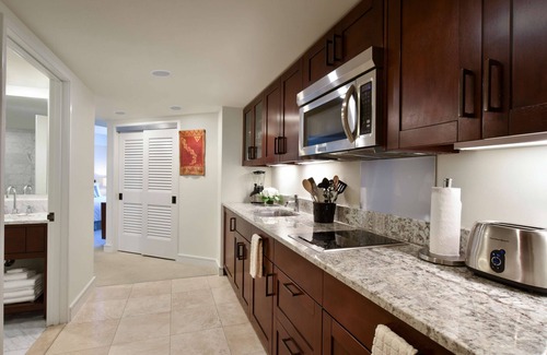 Waikiki Resort | Ka Laʻi Waikiki Beach, LXR Hotels & Resorts