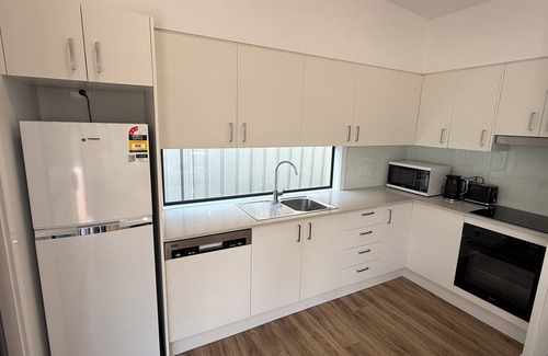 Charlestown Apartment | Kahibah Guesthouse - 2 bedroom studio with aircon, wifi & outdoor area