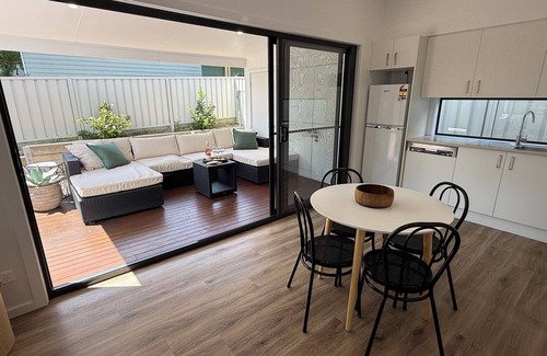 Charlestown Apartment | Kahibah Guesthouse - 2 bedroom studio with aircon, wifi & outdoor area