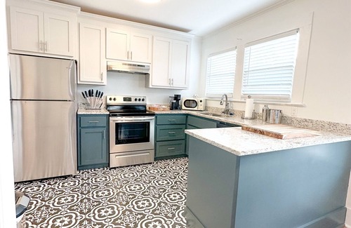 Laurel Apartment | Kalmia Suite D - Downtown historic district.