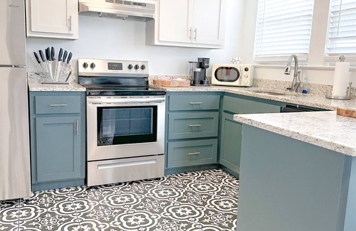 Laurel Apartment | Kalmia Suite D - Downtown historic district.