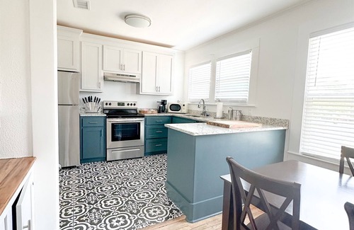 Laurel Apartment | Kalmia Suite D - Downtown historic district.