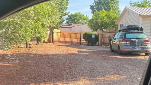 Kanab House | Kanab home with HUGE fenced in backyard-Pets Welcome