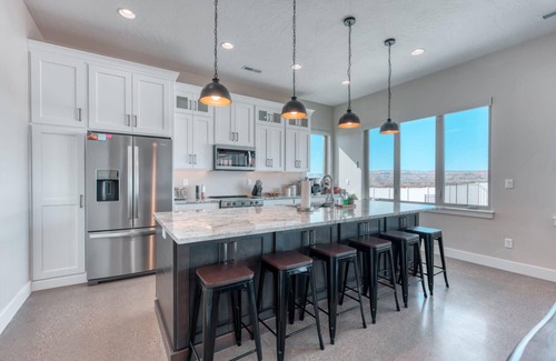 Kanab House | Kanab Vacation Home with Private Pool, Hot Tub, Pickleball and Basketball courts