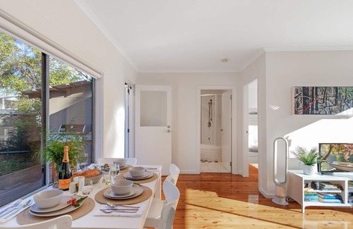 Currarong Cottage | Kangaroo Cottage – Where coast and bush meet