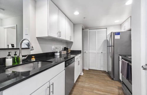 Delray Beach Apartment | Kasa | Bright & Airy 2 BD + Free Parking | Delray Beach