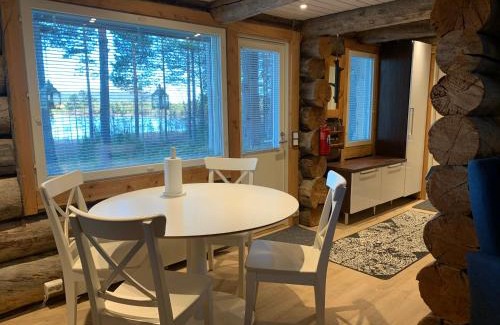 Akaslompolo Apartment | Kaupinpirtti, Ylläs, Äkäslompolo - Silver Log Cabin with Lake and Fell Scenery