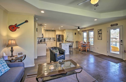 Piney House | Kayaks & Boat Slip: Waterfront Hot Springs Home!