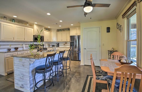 Piney House | Kayaks & Boat Slip: Waterfront Hot Springs Home!