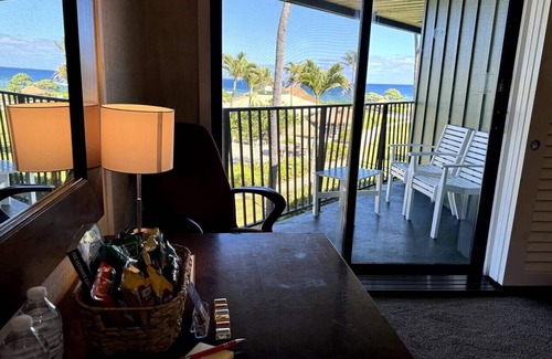 Hanamaulu Apartment | KBR 3302 · Simple but Idyllic Oceanfront Resort w King Bed